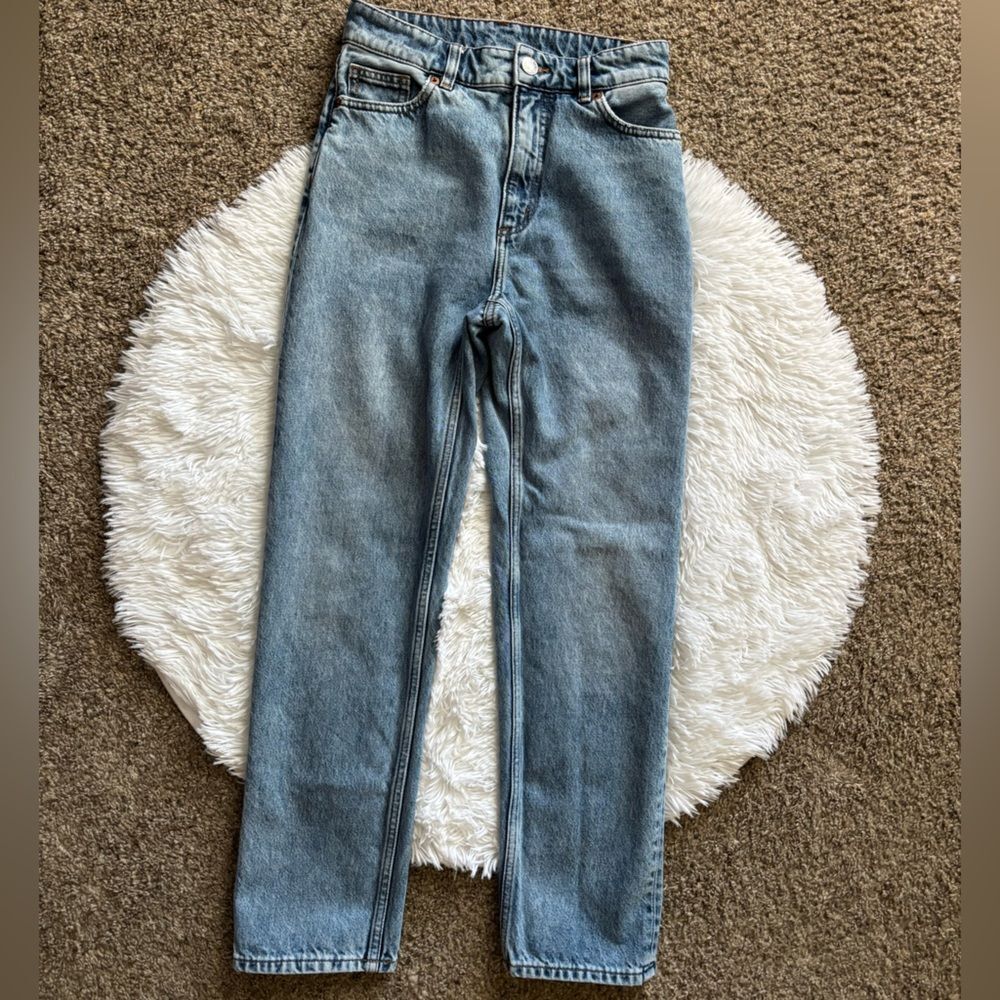 High-Rise Slim Straight Jeans in Light Blue Wash